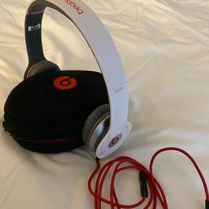 Beats Solo HD (2 pairs), Beats Studio (1 pair)